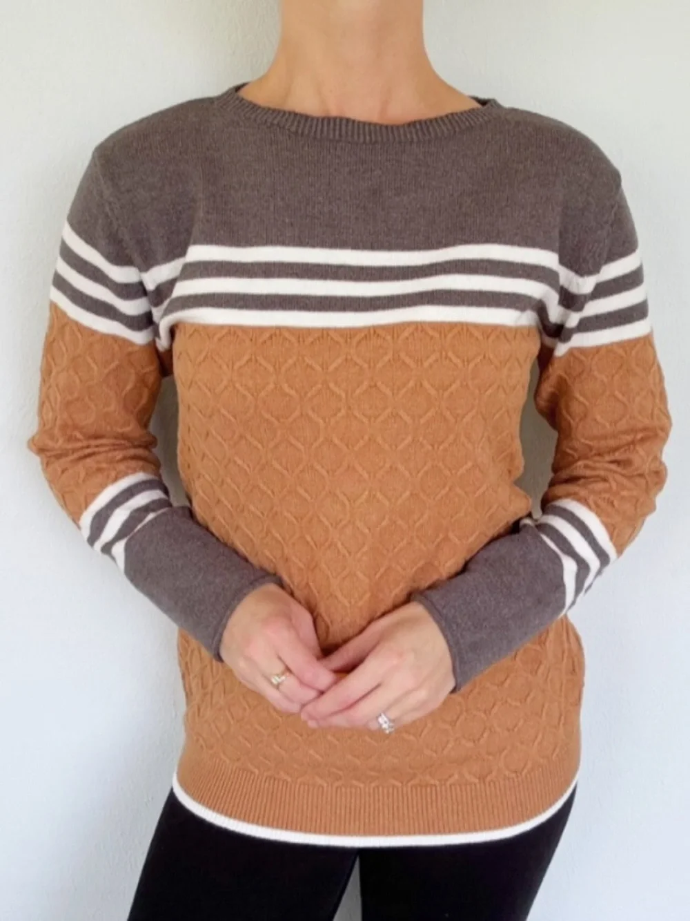 Brown gray white stripe textured knit long sleeve crewneck sweater size medium